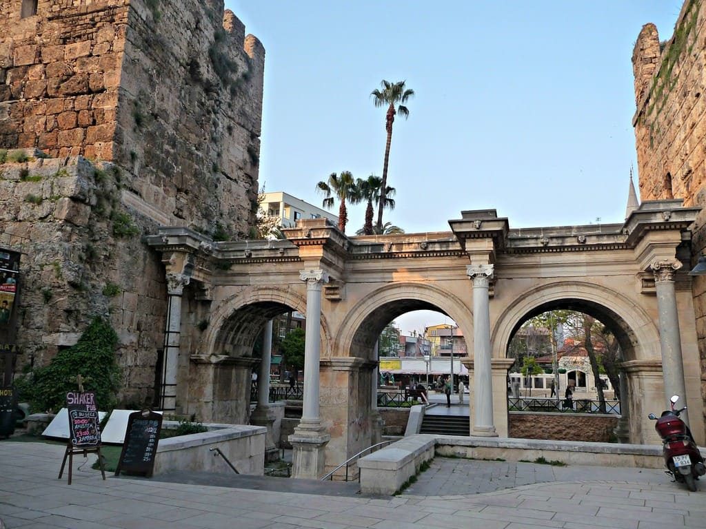 ворота Адрианы в Анталии