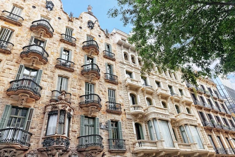 красивые здания Гауди в Барселоне
