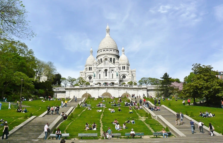 Сакер Кер в Париже для туристов