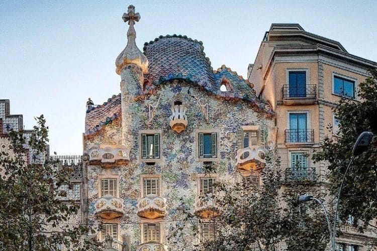здания Гауди в Барселоне